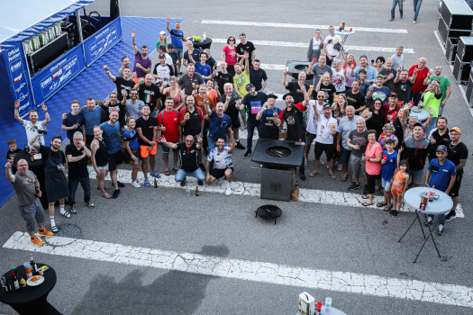 Moment de convivialité avec un repas sur le circuit de Navarra